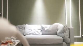 约炮甜美妹子跪着深喉口交翘屁股摸逼后入