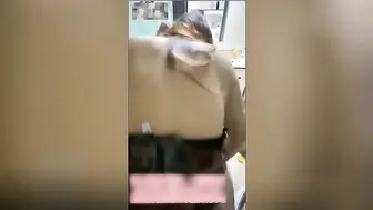 去大姨子家玩 两个人干柴烈火激情合体 从厕所操到卧室 骚逼淫水泛滥少妇就是骚