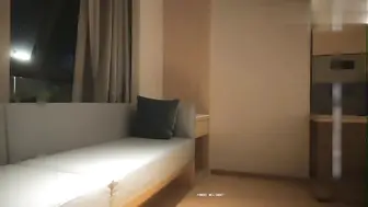 激战洋装少妇 顶到惊声喊叫 少妇的喘息声渐渐变得急促，她那双迷蒙的眼睛里满是渴望。