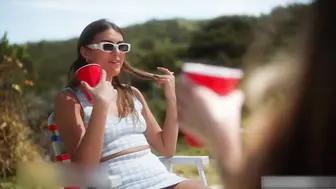 欧美系列 我的巨乳女友要我带他去兄弟聚会