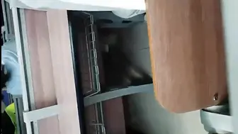 成都大二学生在上课的时候脱了裤子自慰