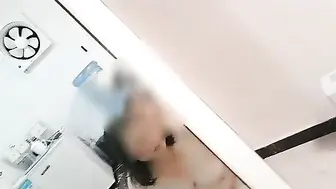 真实原创，度假村麻将房通奸丈母娘，在这里肆意地享受着彼此的身体，欲望和关系的复杂性以一种大胆而激烈的方式展现出来。