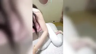 趁着姐夫不在家调教我的巨乳亲姐，姐姐刚吃了两下鸡巴嫩逼就开始拉丝，水都滴到脚上了