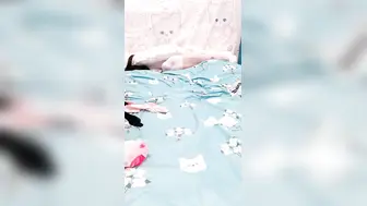真正的童颜巨乳E罩杯萝莉，掏出奶子一顿揉，开裆丝袜无毛骚穴，坐在炮友身上自慰，抱着屁股操，猛干大肥臀