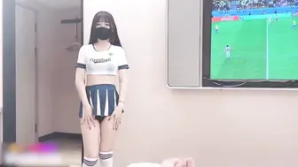 甜美清纯少女和金主爸爸看足球赛事，偿还债务