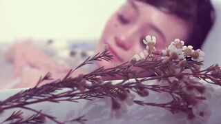 亚籍妹子浴缸湿身自摸道具自慰 玻璃棒抽插手指快速摩擦逼逼