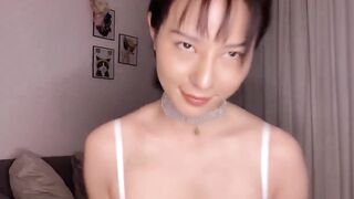 长相甜美骚骚妹子性感白色内衣坐在椅子上特写自慰，跳蛋塞逼拨开内裤拉扯出白浆手指扣弄流水