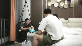 【真实绿帽换妻】两家庭4P交换极品美娇妻，玩游戏输的吃屌，赢家操逼4P混战