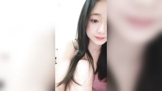 大学生回家闲来无视只好自慰 小逼逼这样的自慰太舒服啦