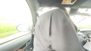 女大学生穿着衬衫裙不穿内裤和男朋友约会购物 在试衣间里直接压在男友身上，享受着野外做爱的快感