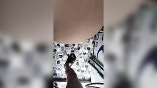 嫂子在洗澡，我突然跑进去，把她吓了一跳，没想到今天嫂子还有点抗拒